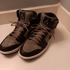 Jordan 1 mid size 10 black/grey